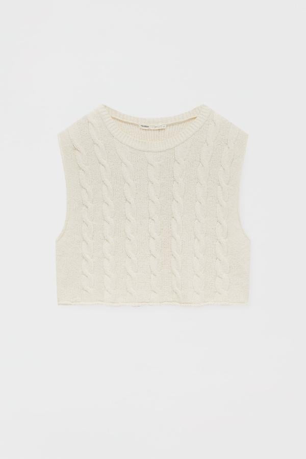 Chaleco de punto con diseño de ochos en versión rústica y cuello redondo. Es de Pull&Bear. Precio: 19,99 €.