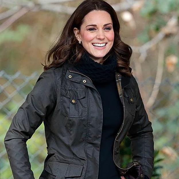 Imagen principal - Kate Middleton, Alexa Chung y Lady Di con la chaqueta de Barbour.