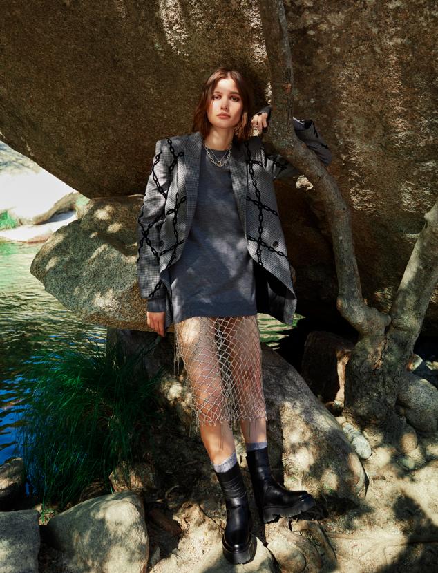 Blazer, jersey y falda de cristales, de Philosophy di Lorenzo Serafini, y botas de Celine. Collar plateado de Thomas Sabo y en vermeil de Tous.