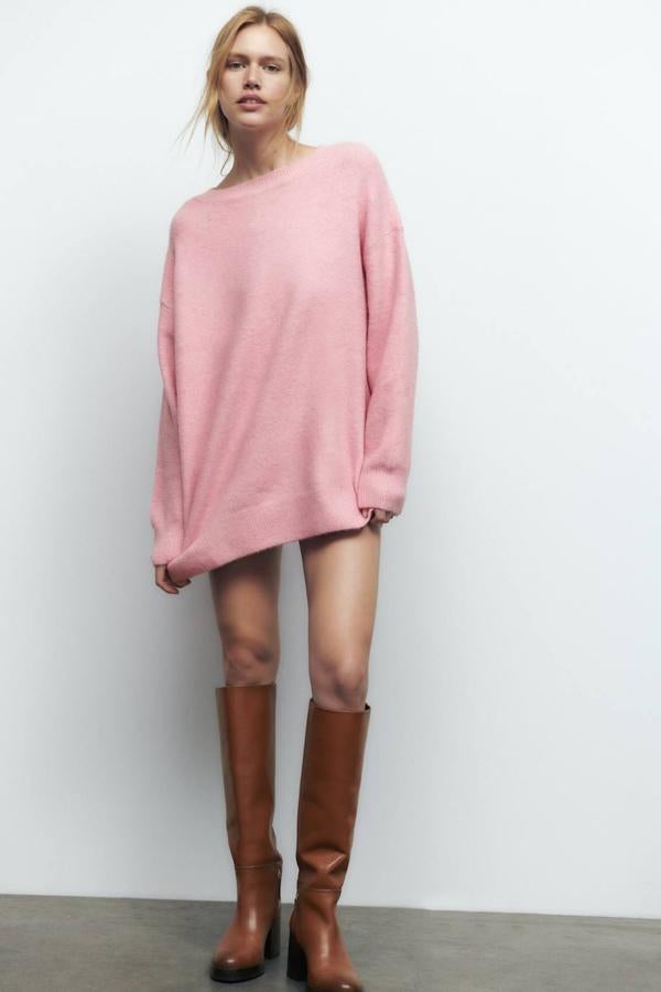 Jersey oversize confeccionado en punto soft con cuello redondo y manga larga, color rosa pastel, de Zara. Encuéntralo a 29,95 euros.