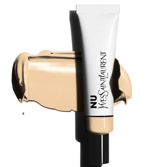 NU Bare Look Tint de Yves Saint Laurent se compone de ácido hialurónico, extractos de plantas antioxidantes y antiedad y vitamina E para garantizar la máxima hidratación, frescura y brillo del rostro. Su textura fluida se funde con la piel para que parezca completamente real, mientras que los pigmentos ultrafinos depositan un velo de color uniforme y luminoso que perfecciona y rejuvenece. Cómpralo aquí