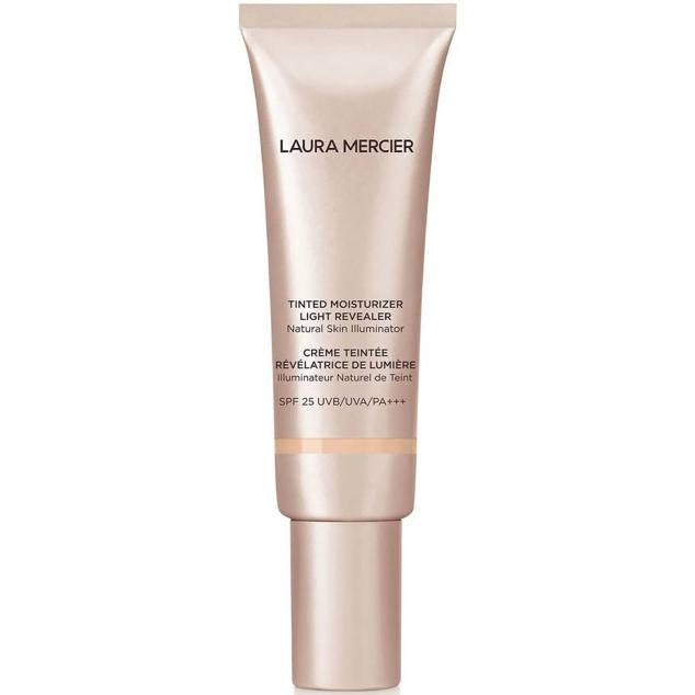 Tinted Moisturizer Light Revealer de Laura Mercier es el secreto para el rostro más resplandeciente. Esta ligerísima crema aporta uniformidad al tono, disimula imperfecciones y sublima la luminosidad a través de su complejo de perlas, mientras hidrata y equilibra. Se mimetiza con la tez para proporcionar el acabado más natural y saludable durante todo el día. Además, refina la textura para disminuir el aspecto de las líneas de expresión. Cómpralo aquí