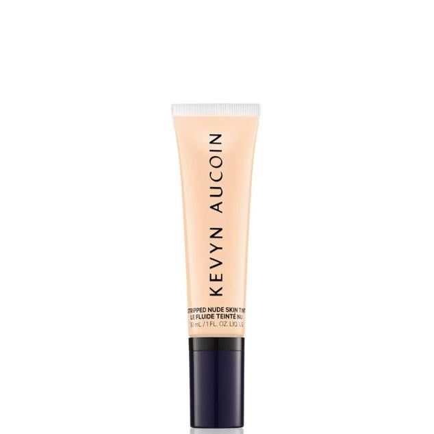 Stripped Nude Skin Tint de Kevyn Aucoin consigue un efecto segunda piel rejuvenece que disimula todo problema con una cobertura ligera, confortable e indetectable. Revitaliza, protege, hidrata y rellena con una fórmula enriquecida con ácido hialurónico. La tez queda suave, luminosa y repulpada toda la jornada. Cómpralo aquí