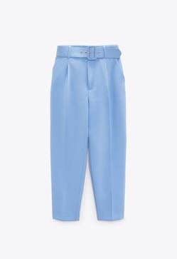 Imagen secundaria 2 - Pantalón de tiro alto con cinturón forrado a tono. Bolsillos delanteros y falsos bolsillos de vivo en espalda. Cierre frontal con cremallera, botón interior y gancho metálico de Zara (29,99 euros). .