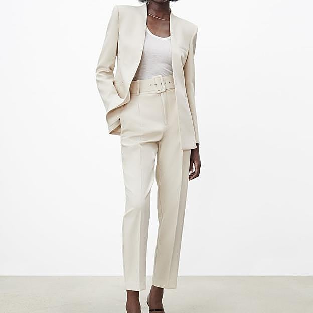 Imagen principal - Pantalón de tiro alto con cinturón forrado a tono. Bolsillos delanteros y falsos bolsillos de vivo en espalda. Cierre frontal con cremallera, botón interior y gancho metálico de Zara (29,99 euros). .