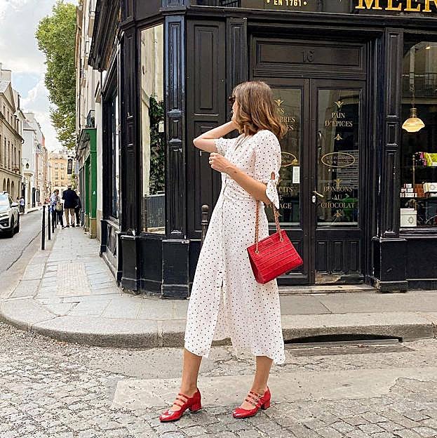 Los zapatos con hebillas que adoran las francesas porque rejuvenecen y son tendencia total este otoño