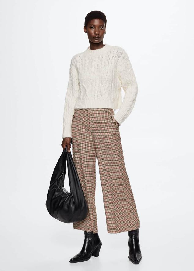 Un pantalón que se sale de lo normal, largo culotte, botones laterales y un bonito estampado de cuadros. Pantalones de Mango (29,99 euros). 
