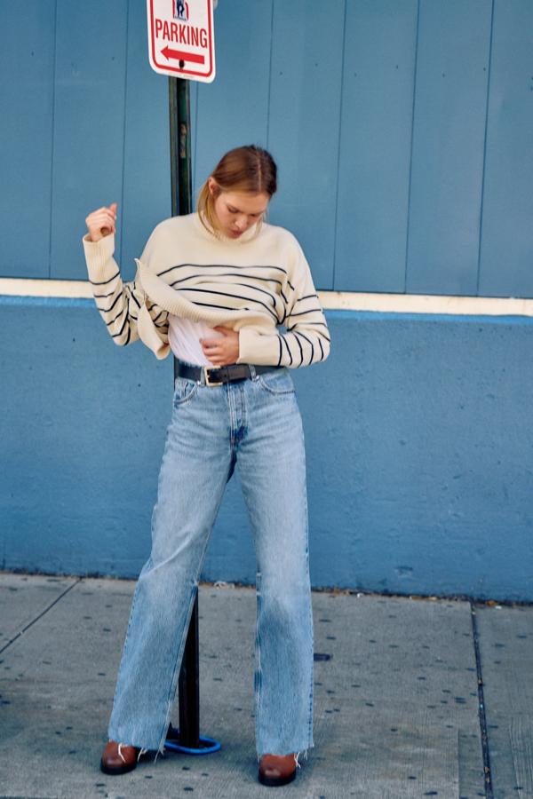 Unos vaqueros desgastados, con los bajos deshilachados, serán tus mejores aliados para los looks más informales. Vaqueros de Zara (29,99 euros). 