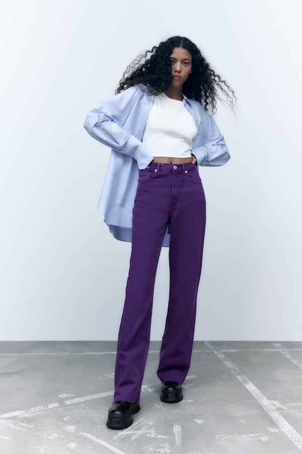 Un tono que se sale de lo habitual, pero al que le sacarás mucho partido este otoño. Pantalón wideleg de Zara (29,99 euros). 