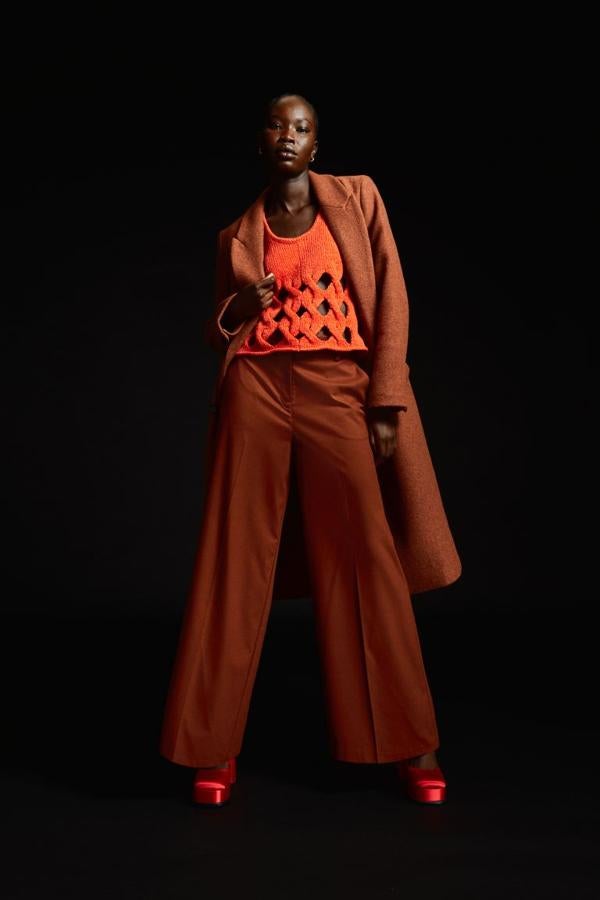 Un pantalón que podrás llevar con tus looks más sofisticados. Pantalón ancho en color marrón de H&M (39,99 euros). 