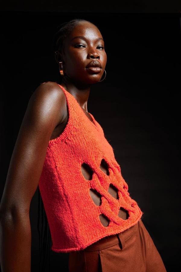 Un top de punto para llevar con pantalón color marrón chocolate. Top de punto calados de H&M (24,99 euros). 