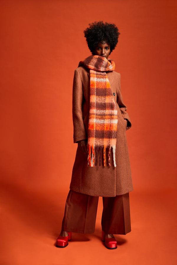 Los accesorios más invernales han vuelto. Bufanda con estampado de cuadros de H&M (14,99 euros). 