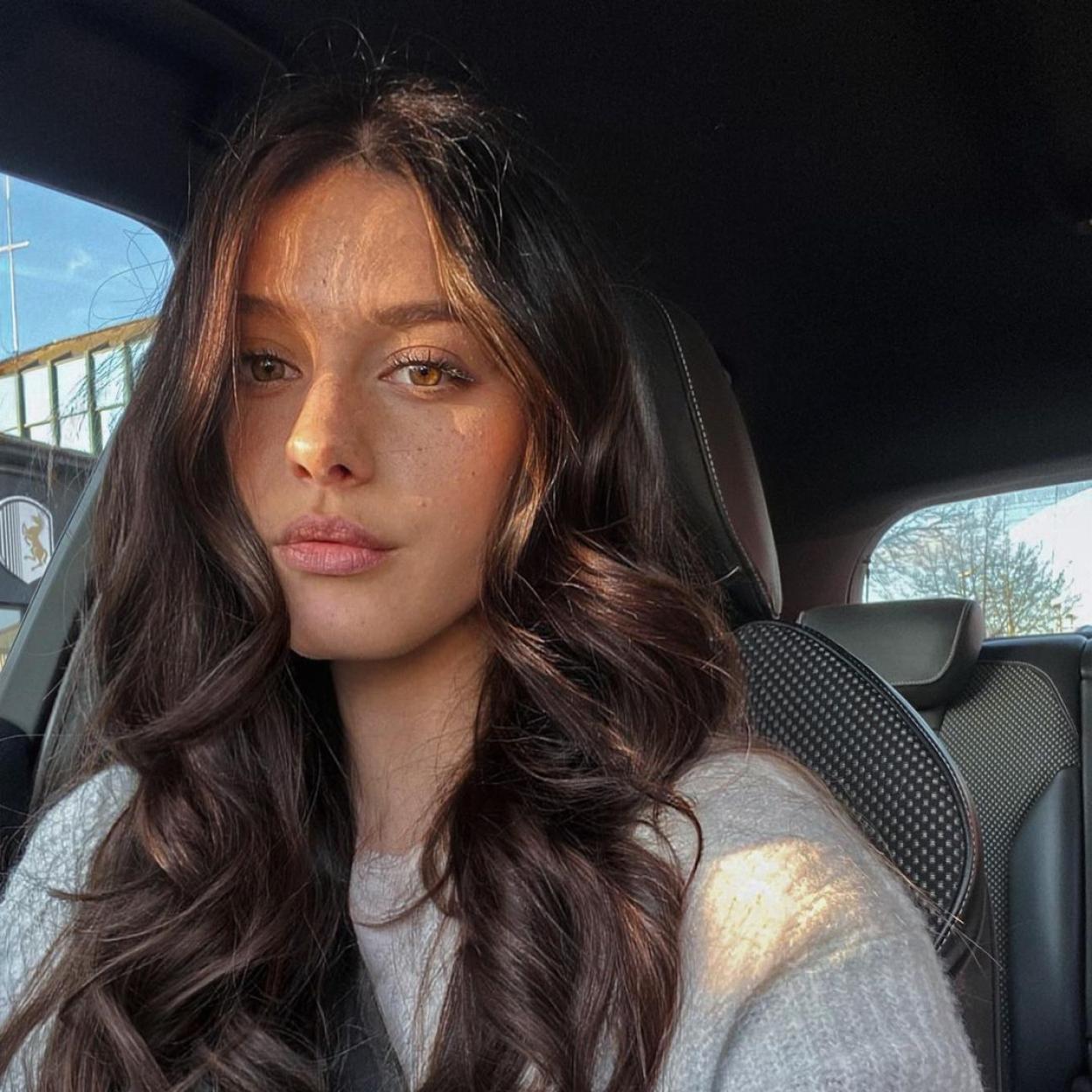 La influencer luce un pelo ondulado con mucho brillo y precioso.