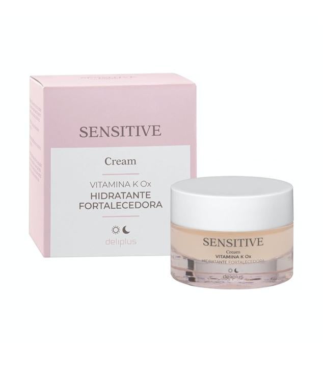 La crema con vitamina K Ox de la línea Sensitive es una crema hidratante fortalecedora que contiene entre sus ingredientes vitamina K oxido, árnica y hesperidina, lo que hace que se puedan mejorar las rojeces, cuperosis y las bolsas de los ojos. Es apta para pieles sensibles y ayuda a proteger a esos cutis más delicados frente a las agresiones externas.