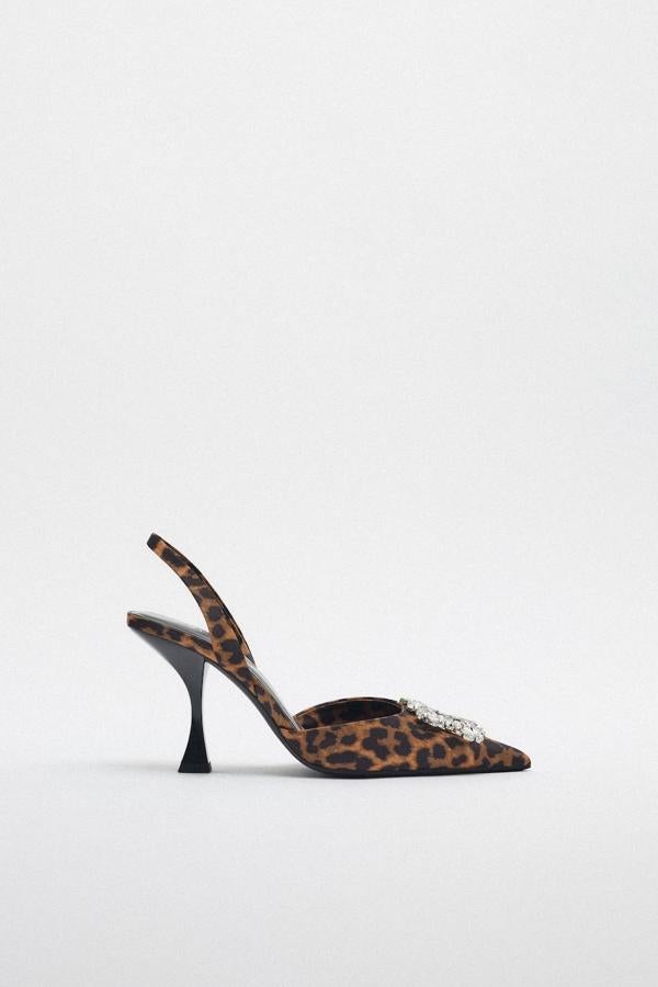 Zapato de tacón embudo destalonado con tira trasera, terminación en punta y hebilla enjoyada, en estampado de leopardo, de Zara. Lo encontrarás por 49,95 euros.