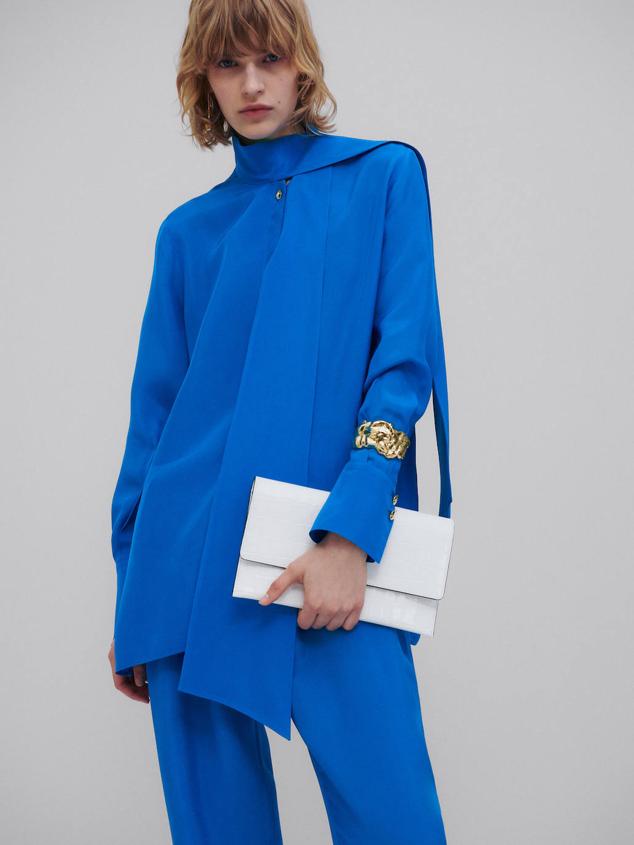 Camisa larga y fluida con manga larga y cuello de lazada multiposición, en tono azul eléctrico, de Massimo Dutti. La puedes comprar por 129 euros.