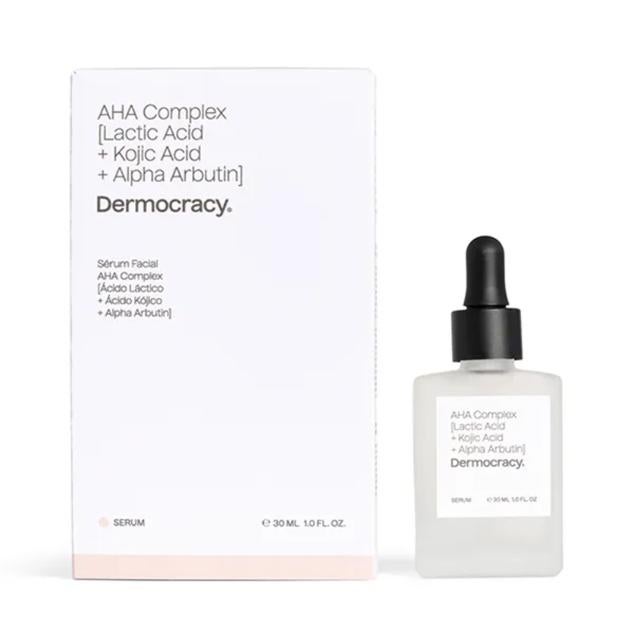 Di adiós a las manchas con este complejo de activos que suman el poder del ácido láctico, el ácido kójico y la alfa arbutina para renovar la piel, unificar el tono y minimizar pequeñas cicatrices y marcas. El sérum AHA COMPLEX [Ácido Láctico + Ácido Kójico + Alpha Arbutin] con su textura ligera y fácil absorción mejorará el aspecto de tu piel y estimulará la síntesis de elastina y colágeno. Precio: 19,95 euros en Druni. Cómpralo aquí