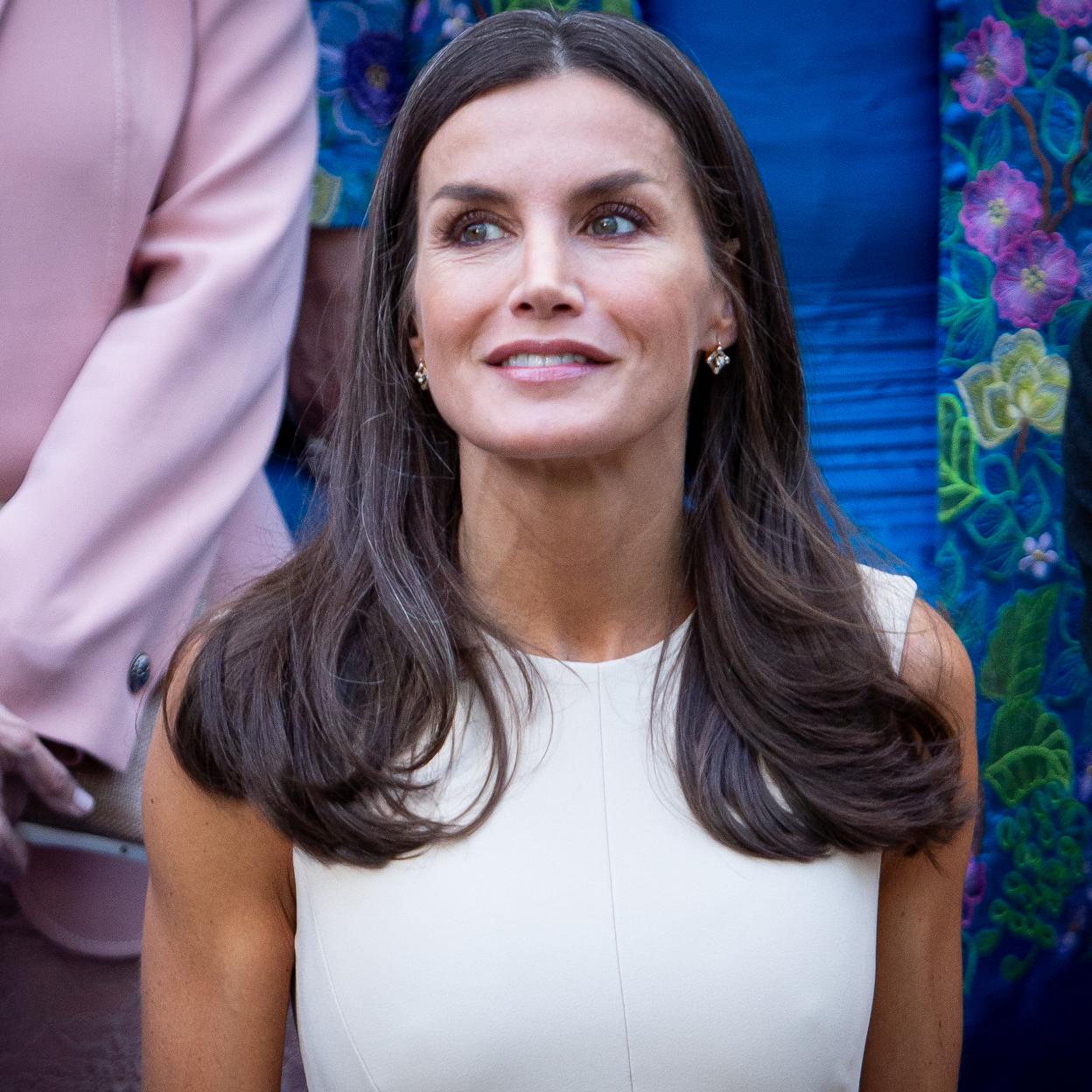La reina Letizia se muestra cada vez más cercana y afectuosa con las personas que acuden a saludarla, un cambio en su comunicación no verbal que aumenta su influencia. 