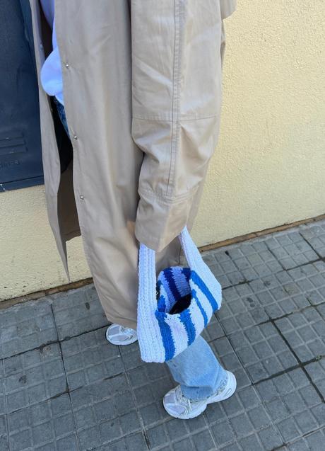 Imagen - Camisa blanca, vaqueros, zapatillas y gabardina beige /@NADINECALDERA
