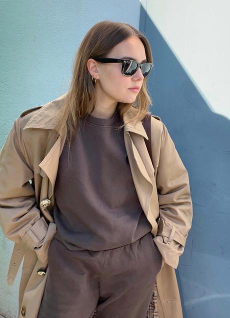Imagen - Conjunto de chándal dos piezas con gabardina camel/@NADINECALDERA