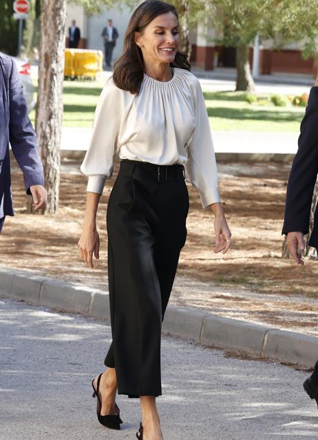 Imagen - La reina Letizia con pantalones negros. / GTRES