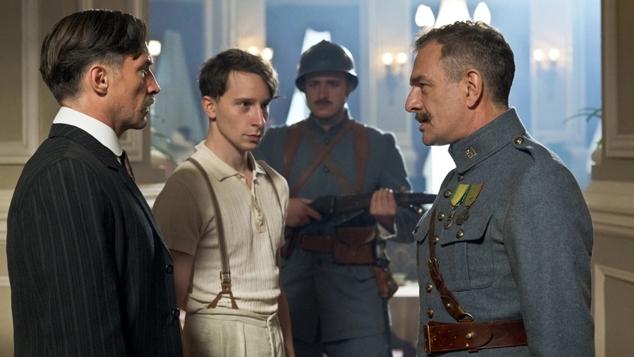 Compuesta por cuatro episodios, esta miniserie alemana narra la historia de una de las dinastías hoteleras más importantes de Europa, los Dreesen. Emil es un joven hijo de una adinerada familia un hotel de lujo por el que circulan personajes como Hitler o Charles Chaplin. Tras regresar de la Primera Guerra Mundial traumatizado, el protagonista se enfrenta al mayor desafío de su vida. Dirige Thorsten M. Schmidt (Divorcio para principiantes).