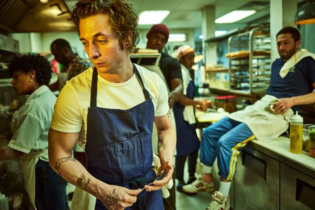 Jeremy Allen White, el mayor de los hermanos Gallagher en Shameless protagoniza The Bear, la que para muchos ha sido la sorpresa televisiva del verano estadounidense. Con un episodio rodado en plano secuencia un total de ocho capítulos trepidantes, esta producción cuenta la historia de Carmy, un chef de alta cocina que se ve obligado a regresar a su Chicago natal para dirigir el restaurante de sándwiches de la familia después de una trágica muerte. 