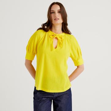 Imagen secundaria 1 - Blusas amarillas con lazada al cuello.