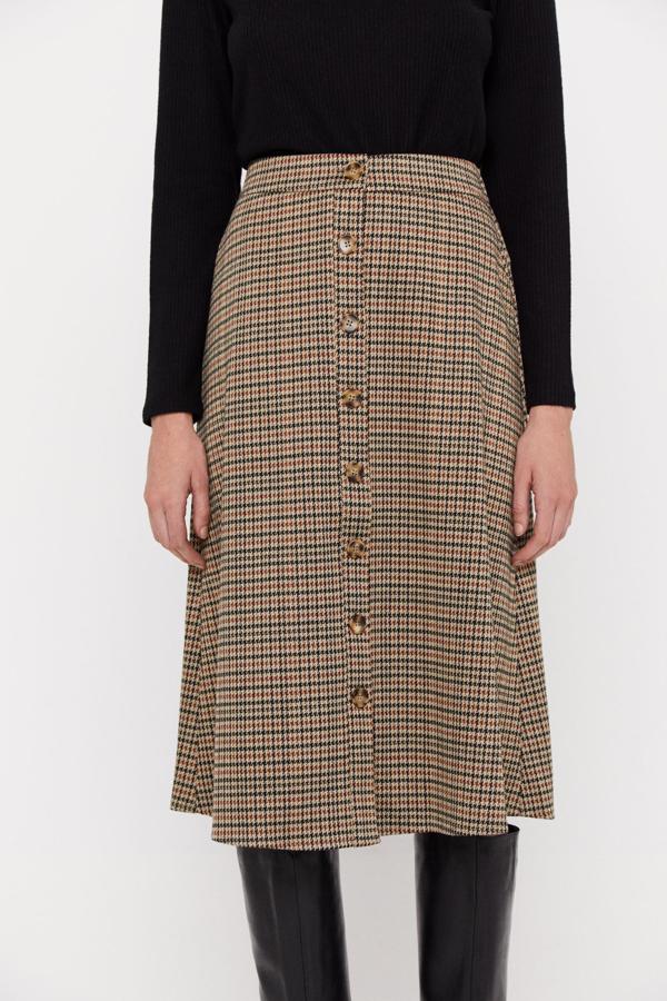 Falda midi de punto de corte evasé con botonadura a contraste. Es de Springfield. Precio: 49,99 €. Cómpralo aquí