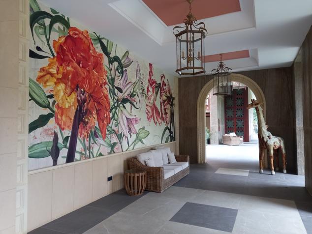 Durante más de un siglo, este hotel ha sido el epicentro de la vida social de la isla y uno de los iconos de la arquitectura neocanaria. Inaugurado en 1890, su reciente y exquisita reforma ha reforzado su aura de glamour. Con espléndidos jardines de palmeras y flora canaria que se conectan con el Parque Doramas, y a muy pocos minutos de la Playa de las Canteras, tiene un centro wellness con un circuito de aguas a cielo abierto. Para disfrutar en la mesa, el restaurante Poemas by Hermanos Padrón, con una estrella Michelín. Y su rooftop bar Allis es ideal para tomar un cóctel junto a la piscina, con las mejores vistas.