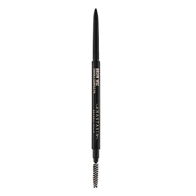 El lápiz de cejas con punta ultrafina Brow Wiz de Anastasia Beverly Hills es uno de los best seller de la firma. Su punta retráctil no es demasiado flexible ni demasiado rígida, por lo que se desliza sin esfuerzo imitando el pelo natural y creando una ilusión de textura. El cepillo ayuda a dejar un acabado peinado perfecto.