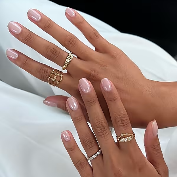 Imagen principal - Ejemplos de las manicuras glaseadas que tanto se llevan.