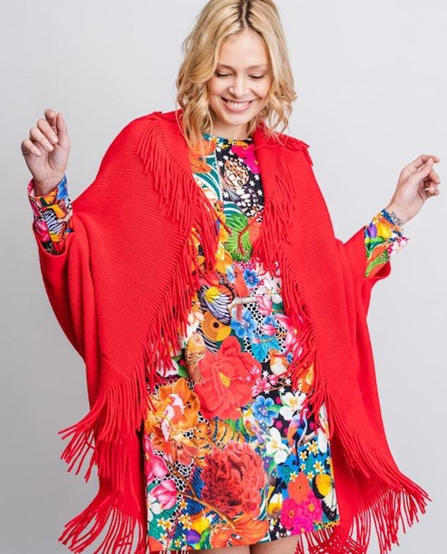 Poncho de color rojo vibrante que se inspira el Sur y en parte en el movimiento goyesco. Es de Rosalita McGee. Precio: 45 €. Cómpralo aquí