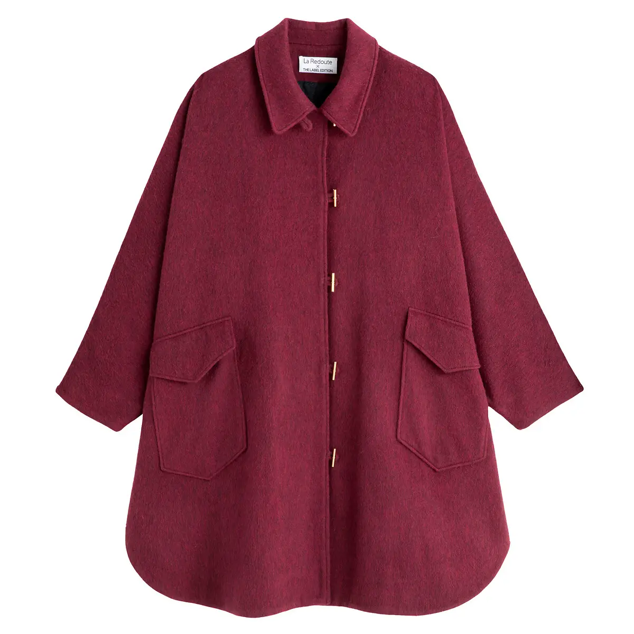 Poncho tipo de polo y confeccionado a modo capa con botones burdeos. Es de La Redoute. Precio: 179 €. Cómpralo aquí ç