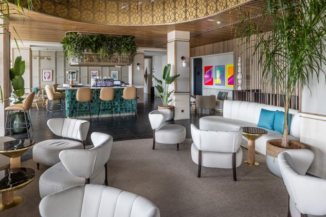 La antigua sede de Correos, muy cerca del Museo de Ciencia y Tecnología Elder, se ha convertido en un hotel de 88 habitaciones, con chill out y terraza, que apuesta por el arte con pinturas de Luis Gordillo y Fernando de Ana, o esculturas de Carla Cascales, que en unos meses dejarán paso a otros artistas.