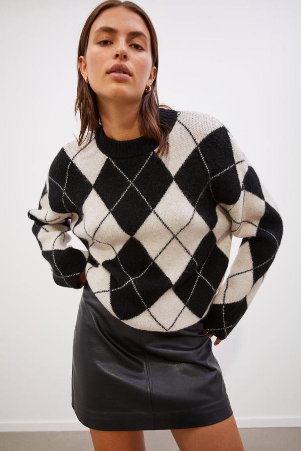 Una combinación de colores que siempre funciona. Jersey con estampado de rombos de H&M (29,99 euros). 