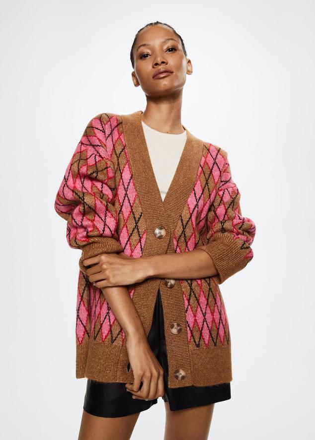 Una prenda especial, de esas que todas tenemos que tener en el armario. Cárdigan largo de Mango (49,99 euros). 