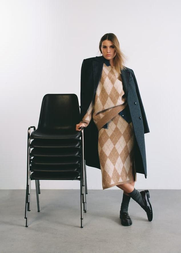 Un conjunto especial donde la falda es la protagonista. Falda midi con estampado de rombos de Mango (29,99 euros). 