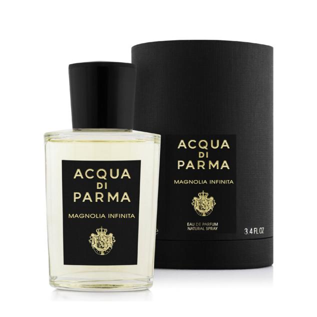 Esta nueva fragancia es una combinación artística de dos sensaciones olfativas: el aroma floral infinito de la Magnolia y las notas cítricas luminosas y vibrantes.El aroma elegante y floral de esta flor se combina con notas altas de bergamota de Calabria, naranja y limón para introducir vívidos rayos de luz en el fascinante y fresco atractivo de la flor de magnolia. La luz en un corazón intenso y voluptuoso expresado en una cautivadora combinación de Jazmín Sambac, Magnolia, Rosa e Ylang-Ylang. Finalmente, notas sensuales de almizcle y pachulí abrazan este Eau de Parfum, manteniendo la más fina de sus esencias para crear un descubrimiento olfativo de sensaciones infinitas. Precio (frasco 20 ml): 79,99 euros en Douglas. Cómpralo aquí
