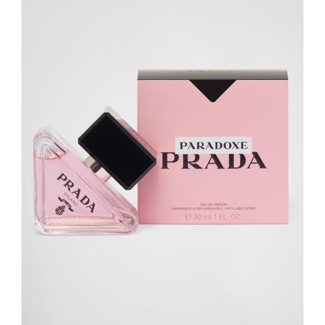 Esta fragancia femenina y floral es una invitación a descubrir y expresar las múltiples dimensiones paradójicas de la mujer. Un perfume floral que paradójicamente reconcilia ingredientes icónicos revelando nuevas sensaciones olfativas. El frescor, gracias a la singular forma de extracción del neroli justo antes de florecer; la sensualidad con el AmbrofixTM, una molécula de ámbar exclusiva que nos aporta una calidez vibrante; y la intensidad a través de una nueva y revolucionaria molécula de almizcle: El SerenolideTM. Precio (frasco de 30 ml): 54,99 euros en Douglas (precio habitual: 69,99 euros). Cómpralo aquí