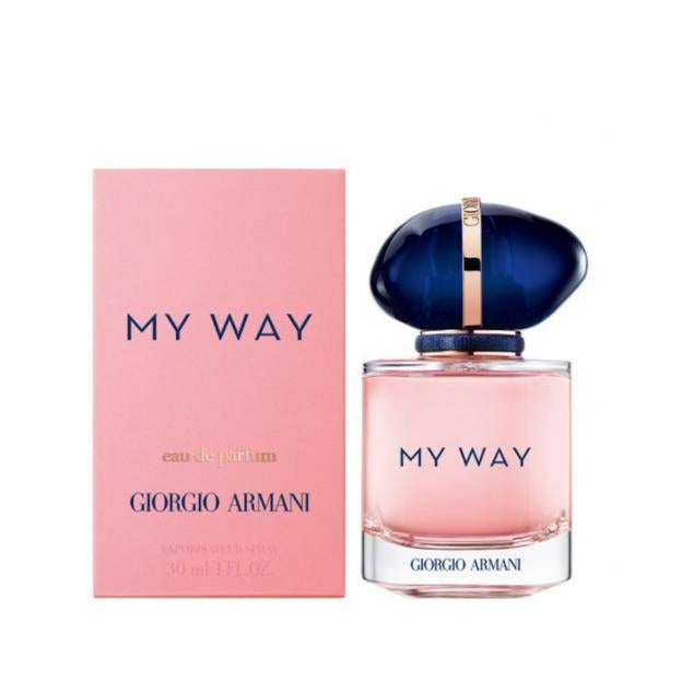 My Way Floral crea una interpretación más floral, fresca y multifacética de la firma floral contemporánea de My Way, ya que la fragancia combina un ramo floral blanco y floreciente con notas verdes luminosas y frescas. Las notas de salida se abren con esencia de mandarina verde y aceite de petitgrain de Túnez. Amplificando estas notas está la flor de azahar que infunde flores de naranja egipcias. Su corazón realza la luminosidad con un dúo de delicadas flores blancas. El corazón absoluto de nardos se une con el aceite de neroli de Túnez. La base de la fragancia evoca una nueva sensualidad floral, gracias a un innovador extrato de neroli y bourbon de vainilla. Precio (frasco 90 ml): 79,99 euros en Sephora. Cómpralo aquí