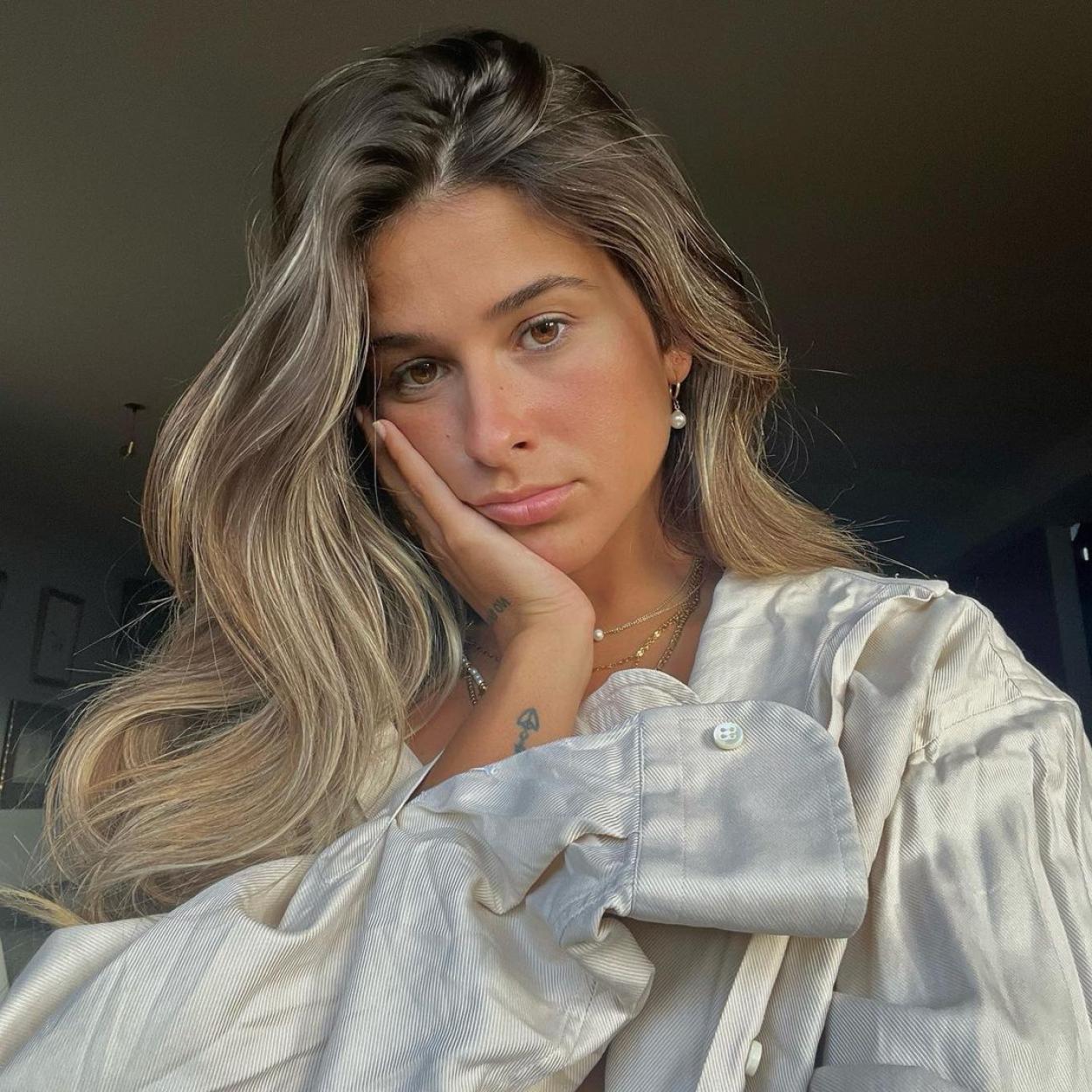 La influencer presume de una melena suave, densa y con mucho volumen y brillo. 