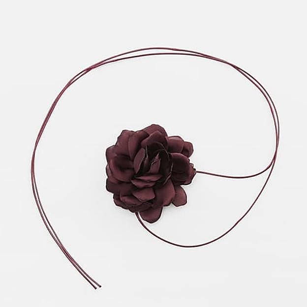 La flor de cuello de Zara.