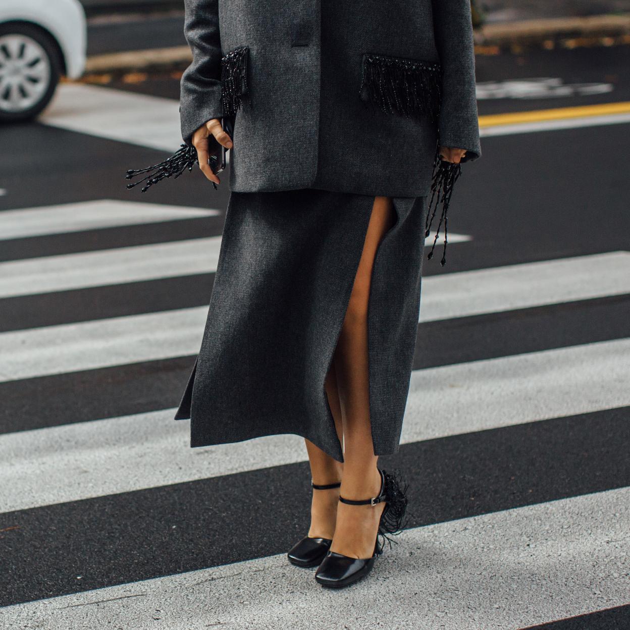 Las faldas midi pueden crear looks muy otoñales. 