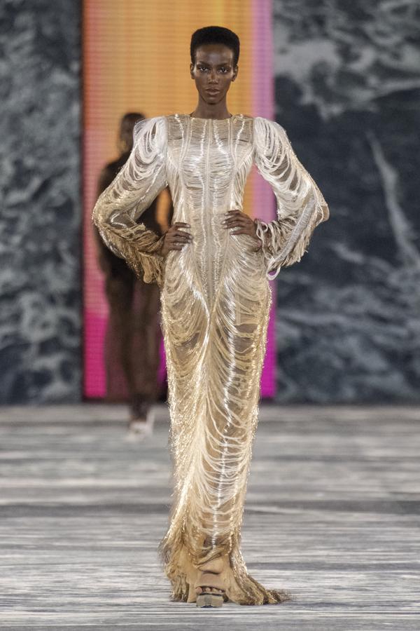 Balmain se dirige al mundo del arte como la base principal de su colección. Aunque la gran sorpresa fue el cierre estelar de la cantante Cher junto al director creativo de la maison, Olivier Rousteing. 