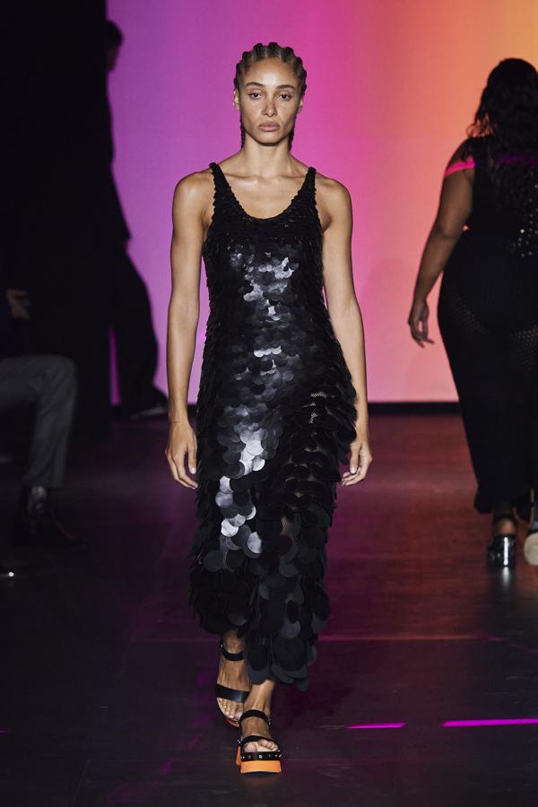 Una oda hacia el cambio sostenible de la industria de la moda y la la energía de fusión nuclear. Una visión clara de su directora creativa Gabriela Hearst que siempre ha tenido como pilar fundamental el savoir faire para ayudar al medio ambiente.