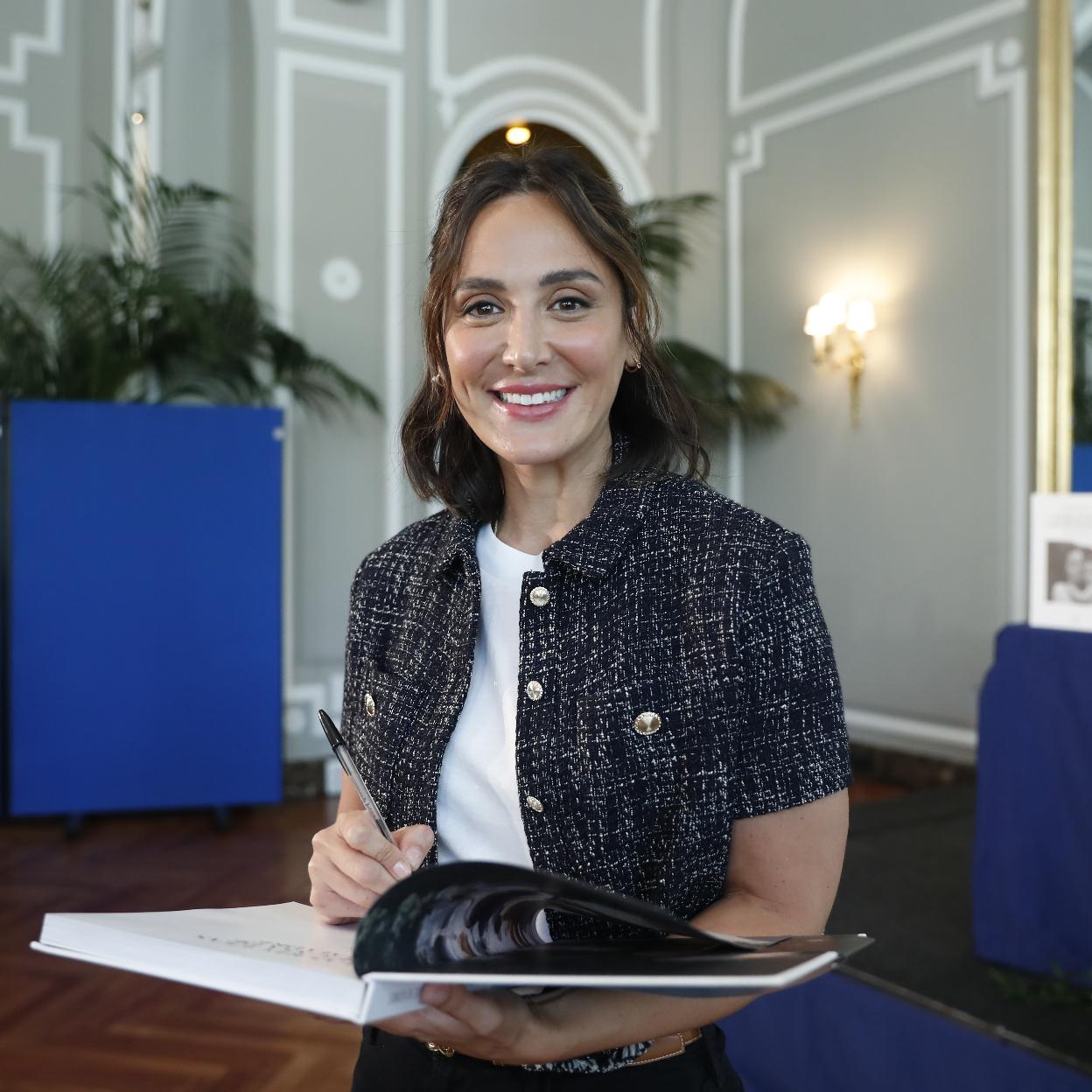 Tamara Falcó cuenta con el consejo y el apoyo de tres mujeres que son clave en su éxito profesional y personal: su madre, Isabel Preysler; su representante, Susana Uribarri; y su hermana, Ana Boyer. 