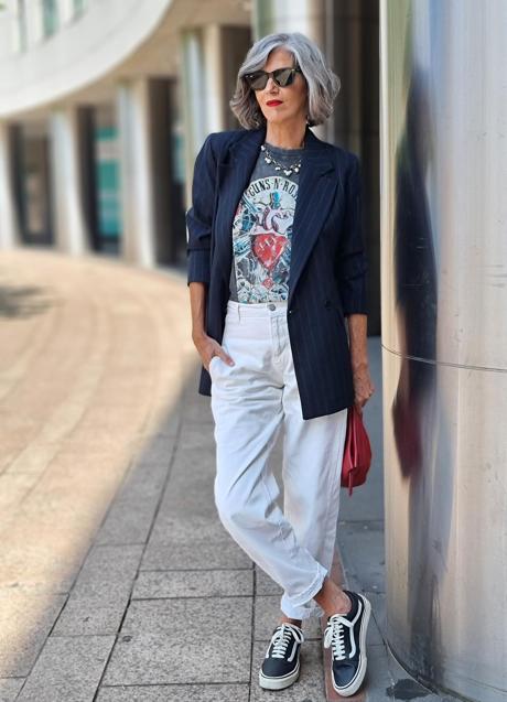 Imagen - Los vaqueron mom jeans con blazer son la mejor opción para un look desenfadado que lucir en el día a día/@CARMEN_GIMENO