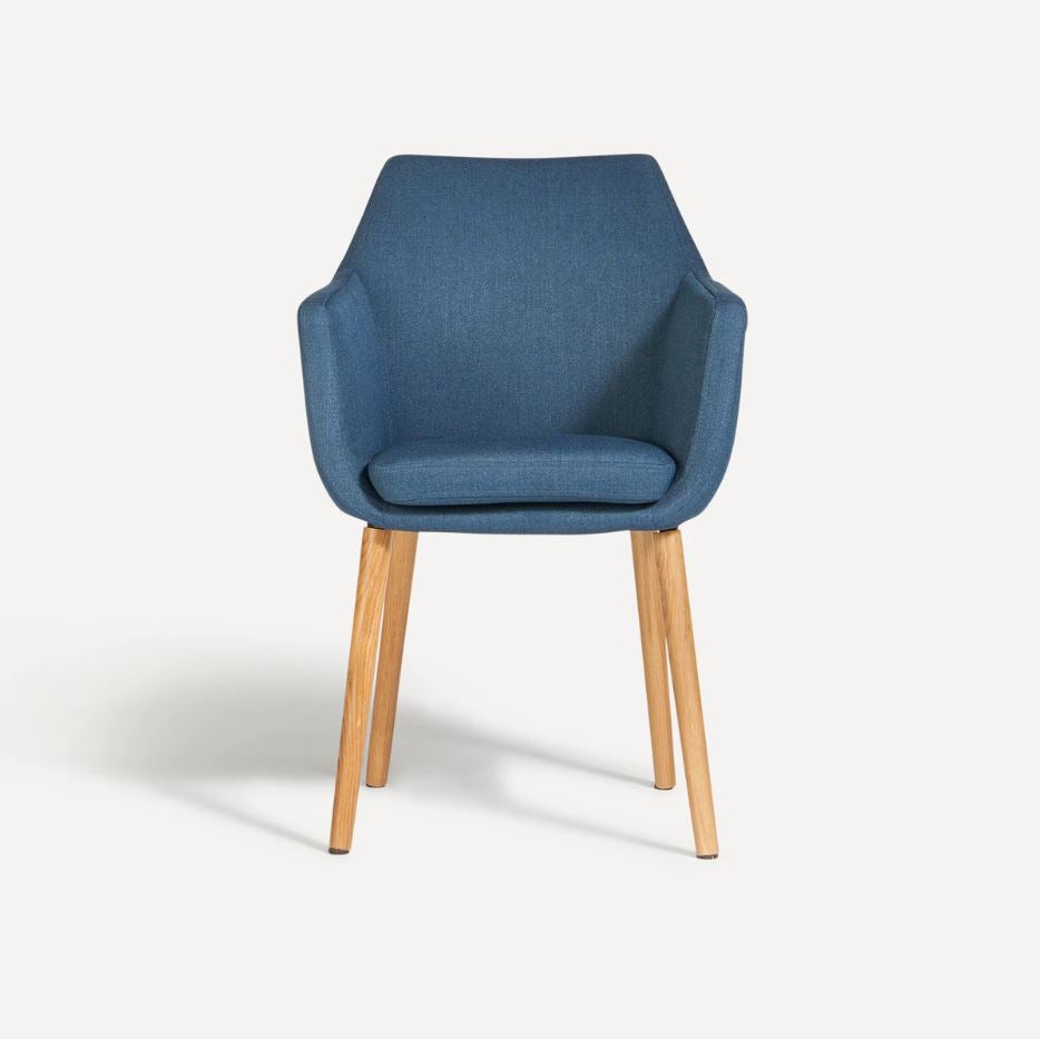 Esta cómoda silla de comedor tapizada con reposabrazos y patas de madera natural cuesta 179 euros en El Corte Inglés. Cómpralo aquí