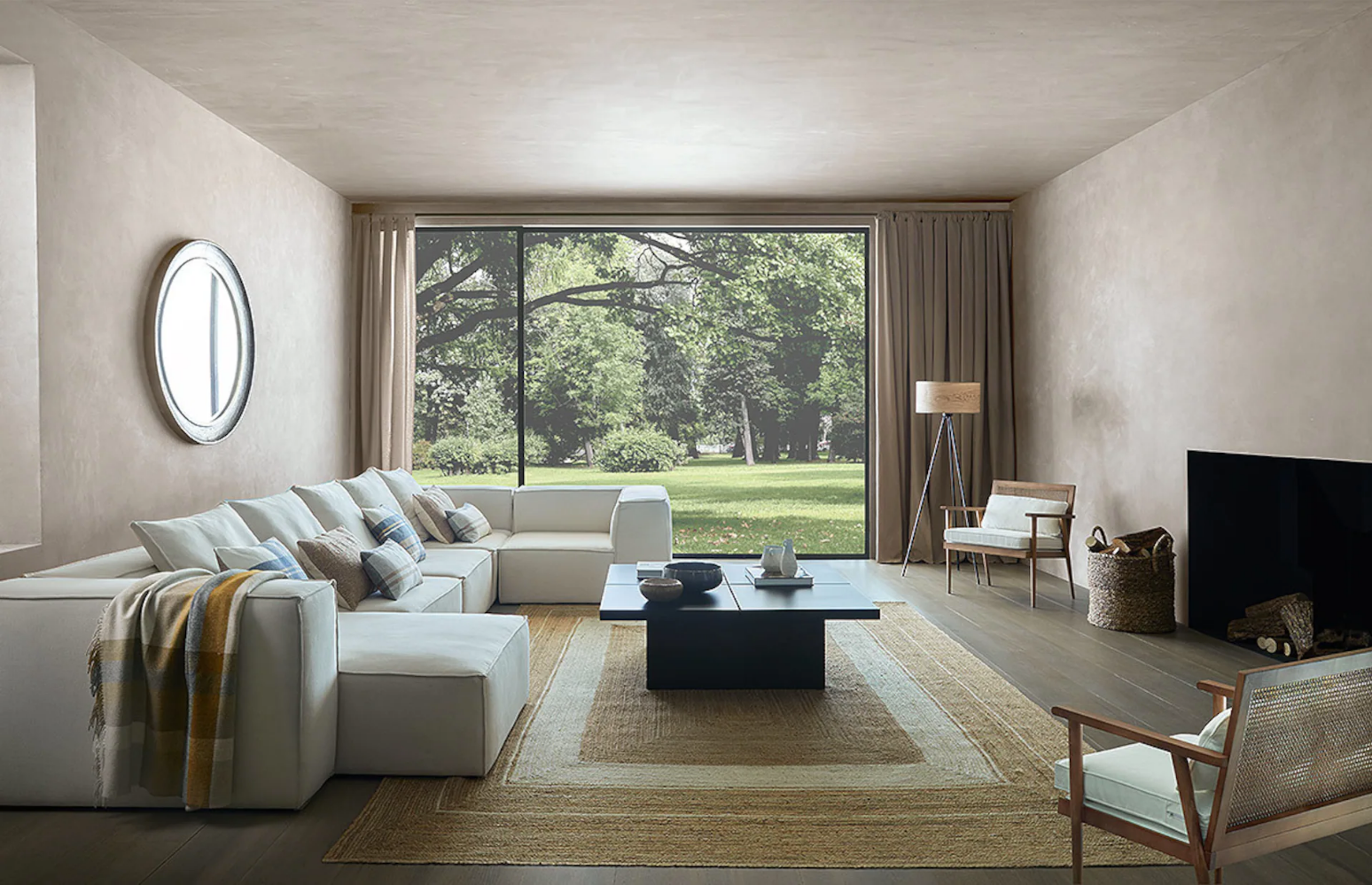 Minimalismo y calidez son términos que cada vez van más de la mano cuando hablamos de decoración. En este caso, las líneas sencillas, los colores neutros, la madera y la funcionalidad se unen para crear un salón precioso y que es sinónimo de comodidad.